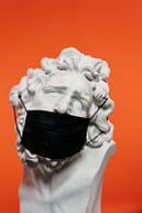 white ceramic sculpture with black face mask - « Dépopulation, morts suspectes et organisations mafieuses » : Une enquête troublante révèle de nouvelles perspectives sur la pandémie